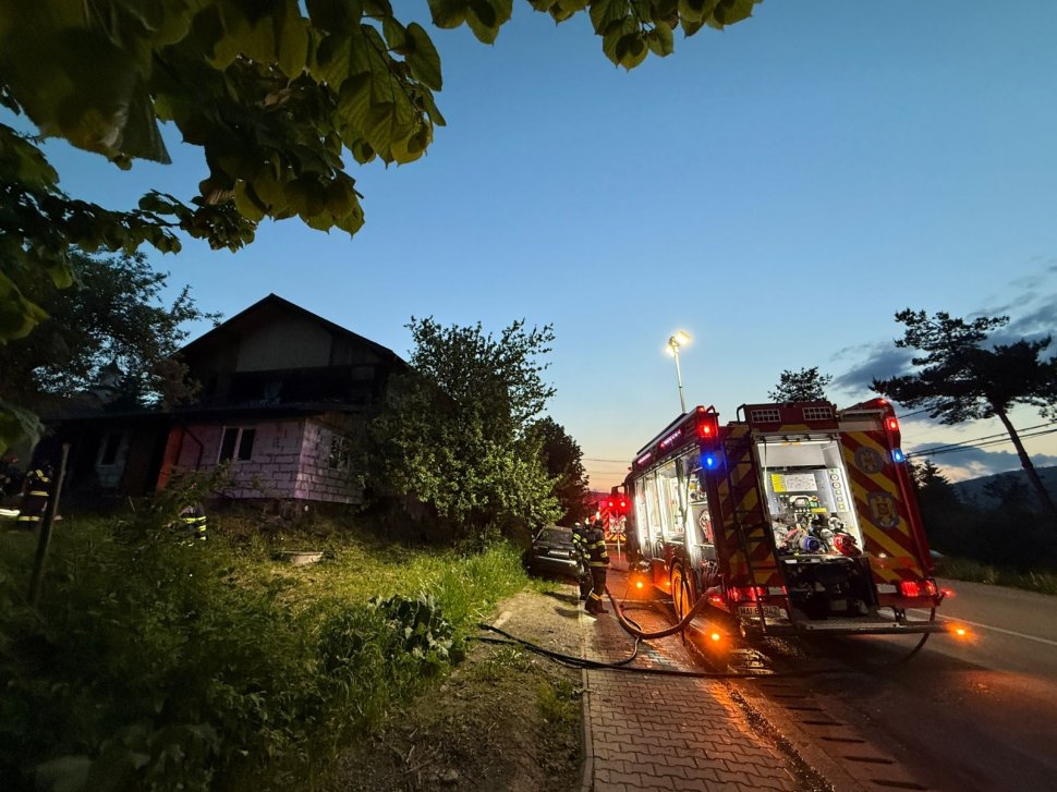 Casă salvată în ultimul moment din calea flăcărilor, la Vatra Dornei 10651