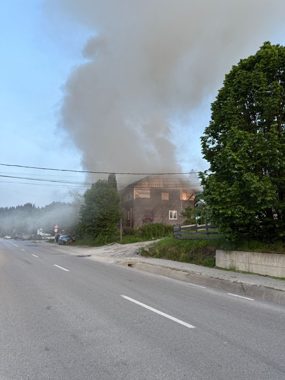 Casă salvată în ultimul moment din calea flăcărilor, la Vatra Dornei 10652