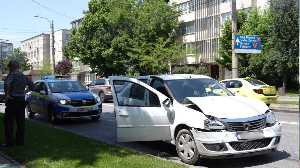 Tamponare între două mașini, provocată de un șofer în stare de ebrietate, la un semafor din municipiul Suceava 10666