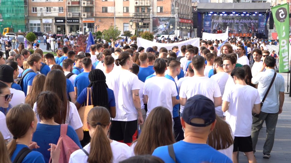 Absolvenții Universității „Ștefan cel Mare” din Suceava au fost joi seară în centrul atenției la Marșul absolvenților  10670
