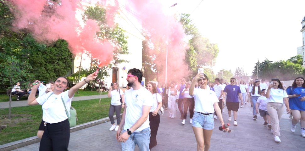 Absolvenții Universității „Ștefan cel Mare” din Suceava au fost joi seară în centrul atenției la Marșul absolvenților  10671