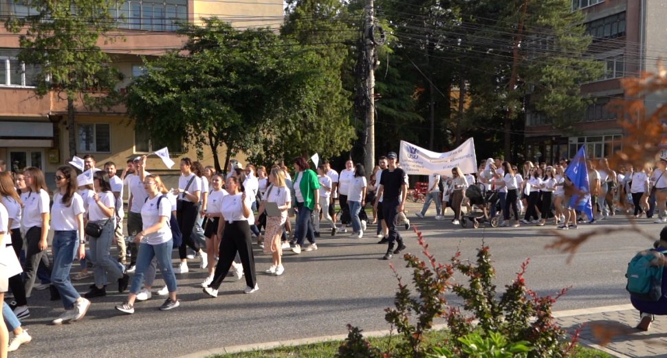Absolvenții Universității „Ștefan cel Mare” din Suceava au fost joi seară în centrul atenției la Marșul absolvenților 