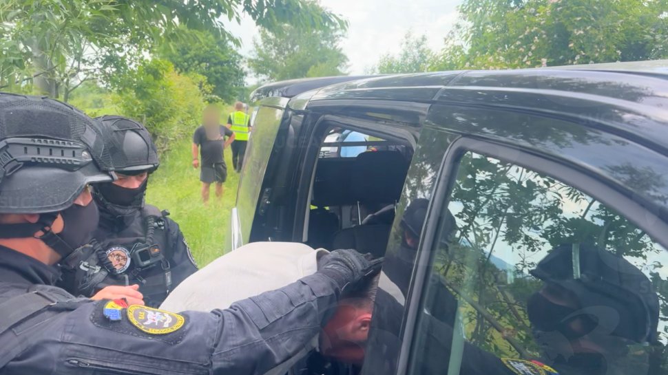 Mascații au descins duminică la casa bărbatului care a înjunghiat un om la Râșca 10708