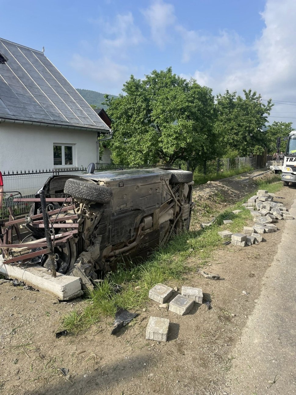 Mașină răsturnată în șanț, într-un accident rutier la Straja  10711