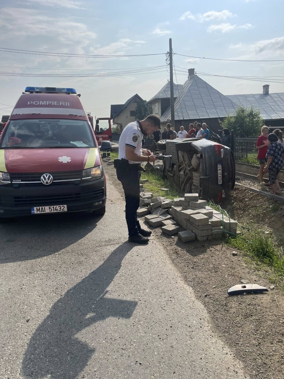 Mașină răsturnată în șanț, într-un accident rutier la Straja  10714