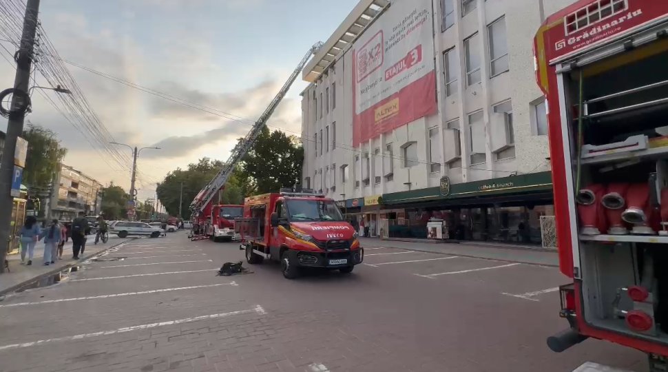 Sauna din sala de sport din Complexul Comercial „Bucovina” a luat foc, iar zeci de persoane s-au autoevacuat  10759