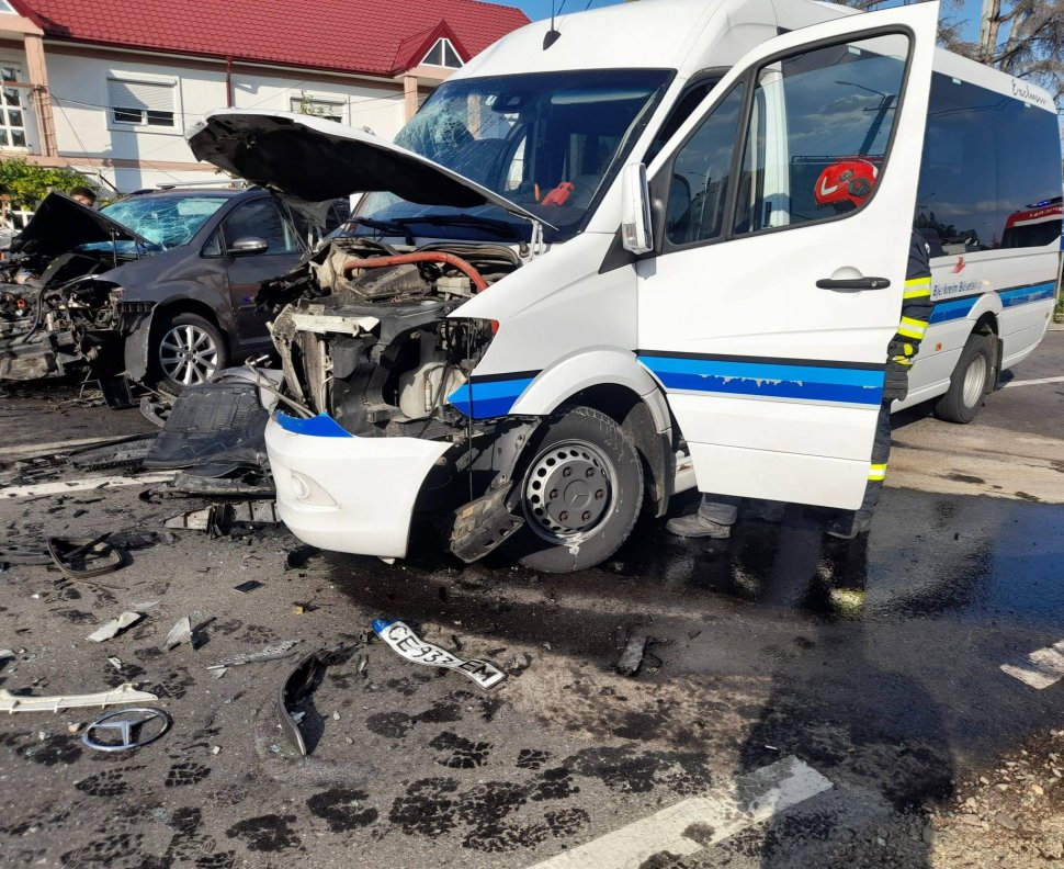 Impact frontal între un microbuz cu 17 persoane și un autoturism, la Văculești, Botoșani 10768