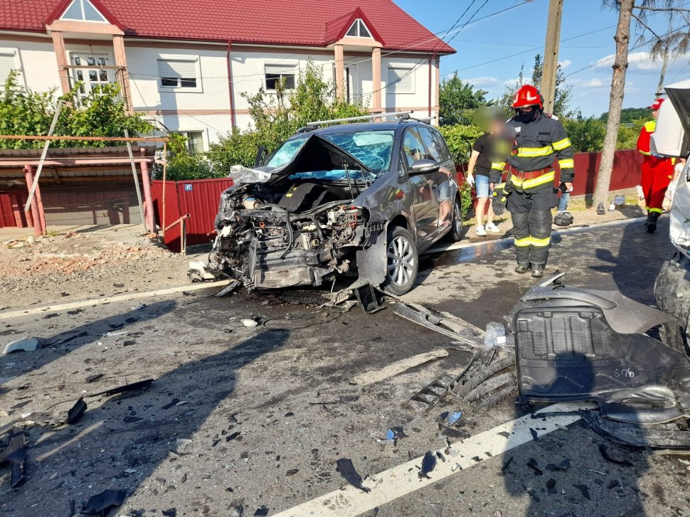 Impact frontal între un microbuz cu 17 persoane și un autoturism, la Văculești, Botoșani 10770
