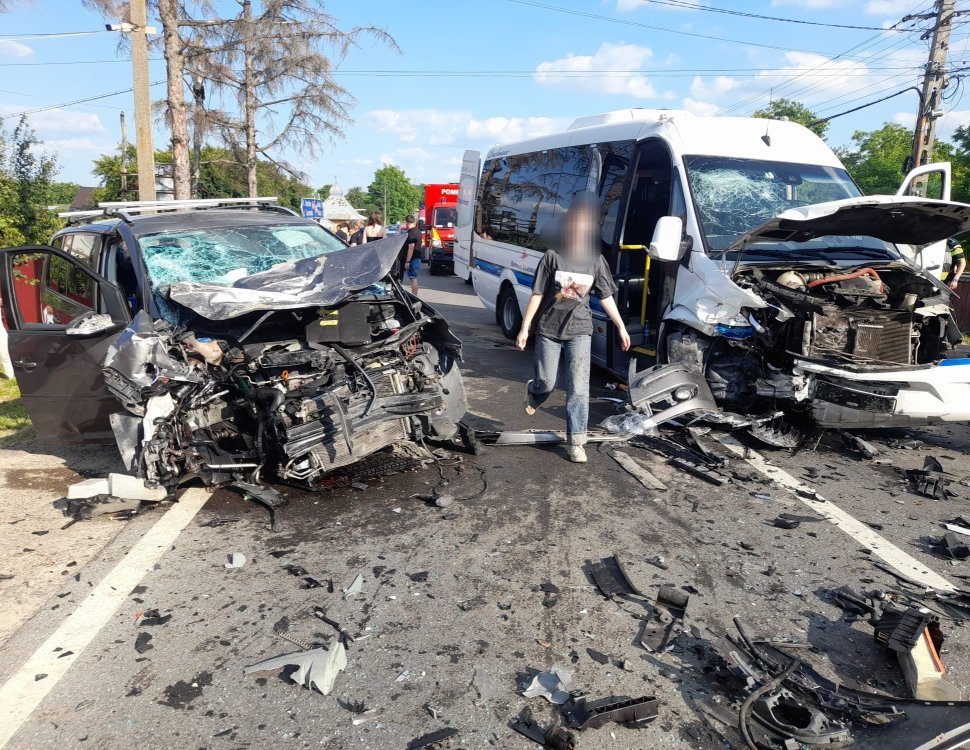 Impact frontal între un microbuz cu 17 persoane și un autoturism, la Văculești, Botoșani 10771