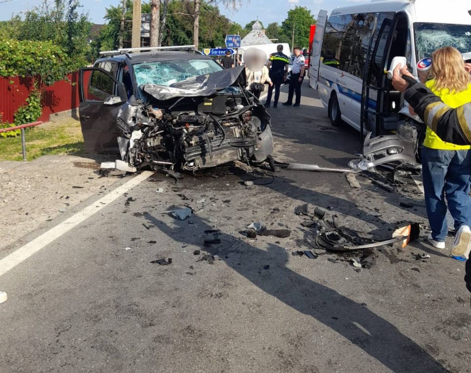 Impact frontal între un microbuz cu 17 persoane și un autoturism, la Văculești, Botoșani 10772