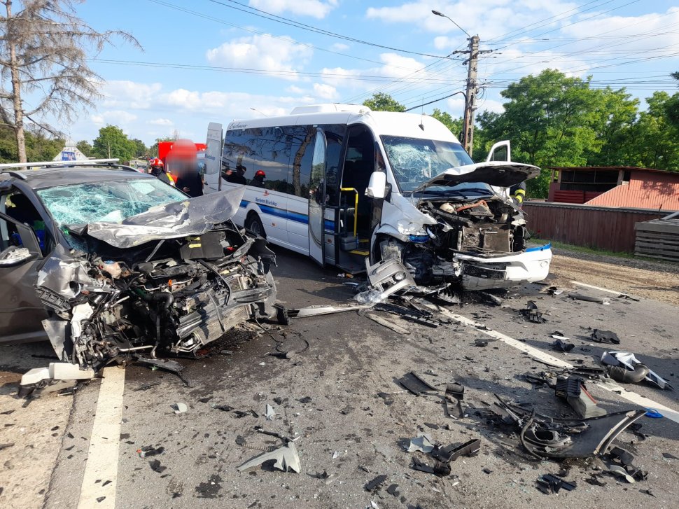 Impact frontal între un microbuz cu 17 persoane și un autoturism, la Văculești, Botoșani 10773