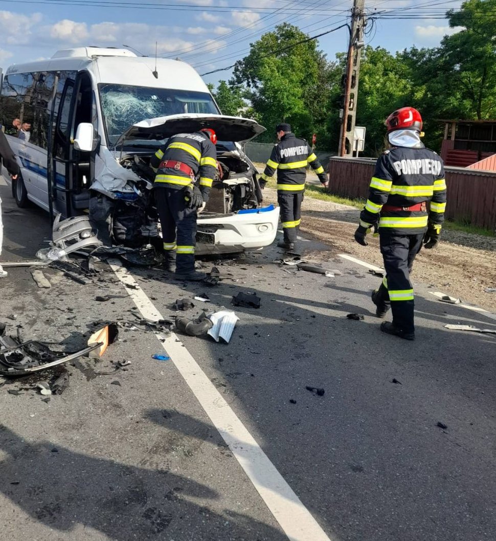 Impact frontal între un microbuz cu 17 persoane și un autoturism, la Văculești, Botoșani 10774