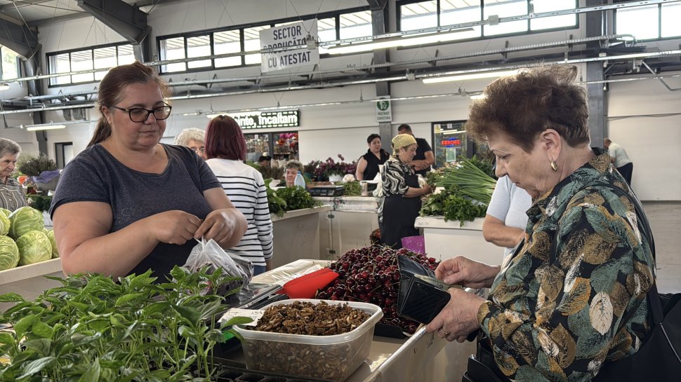Cireșele și căpșunile românești, vedetele tarabelor din piețele sucevene 10805