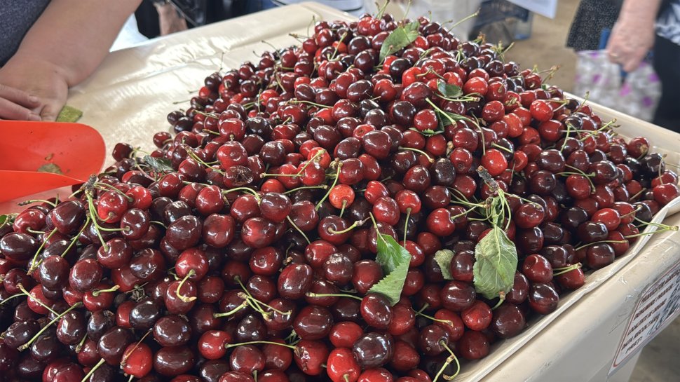 Cireșele și căpșunile românești, vedetele tarabelor din piețele sucevene 10806