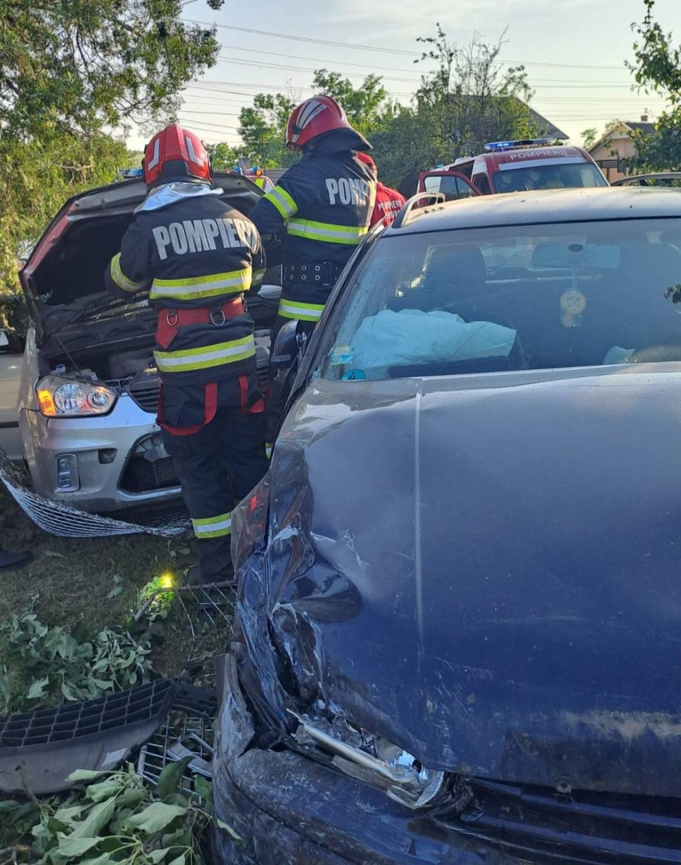 Două mașini au fost distruse și s-au oprit într-o curte, într-un accident din Flămânzi 10801