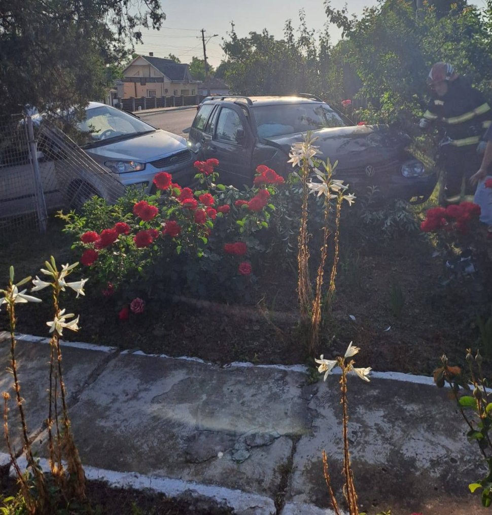Două mașini au fost distruse și s-au oprit într-o curte, într-un accident din Flămânzi 10802
