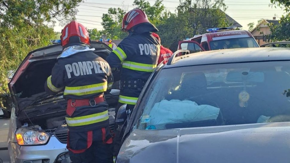 Două mașini au fost distruse și s-au oprit într-o curte, într-un accident din Flămânzi 10804