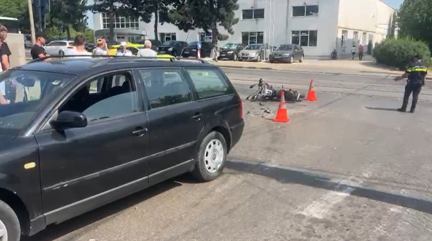 Un tânăr de 16 ani, rănit după ce a intrat cu mopedul într-o mașină, la Botoșani