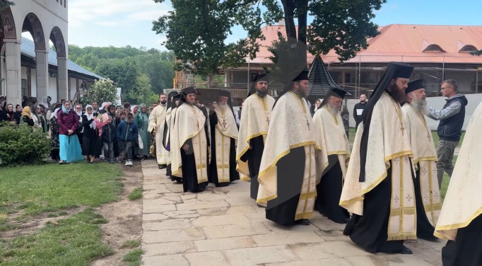 Sute de credincioși au venit să se roage la racla cu moaștele Sfântului Ioan cel Nou de la Suceava  10869