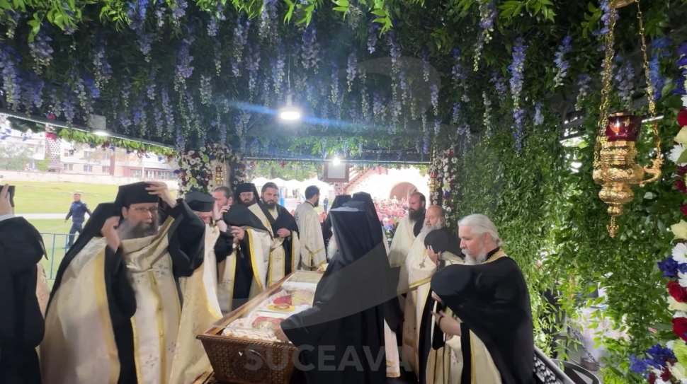 Sute de credincioși au venit să se roage la racla cu moaștele Sfântului Ioan cel Nou de la Suceava  10870