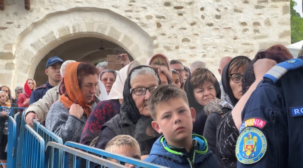 Sute de credincioși au venit să se roage la racla cu moaștele Sfântului Ioan cel Nou de la Suceava  10871