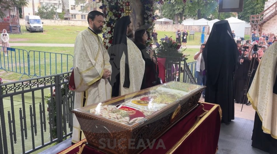 Sute de credincioși au venit să se roage la racla cu moaștele Sfântului Ioan cel Nou de la Suceava  10872