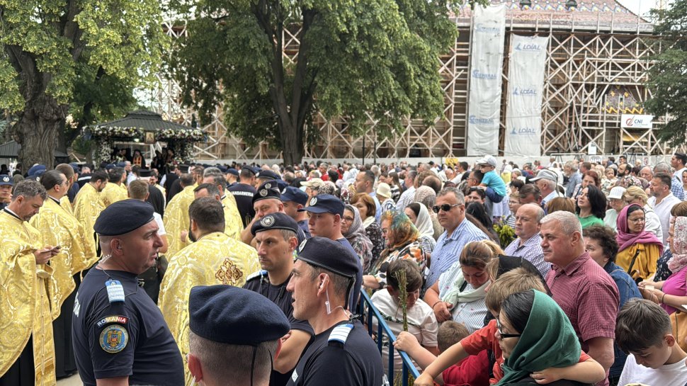 Mii de credincioși, prezenți la procesiunea „Calea Sfântului” cu moaștele Sfântului Mare Mucenic Ioan cel Nou de la Suceava 10880