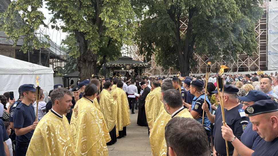 Mii de credincioși, prezenți la procesiunea „Calea Sfântului” cu moaștele Sfântului Mare Mucenic Ioan cel Nou de la Suceava 10881