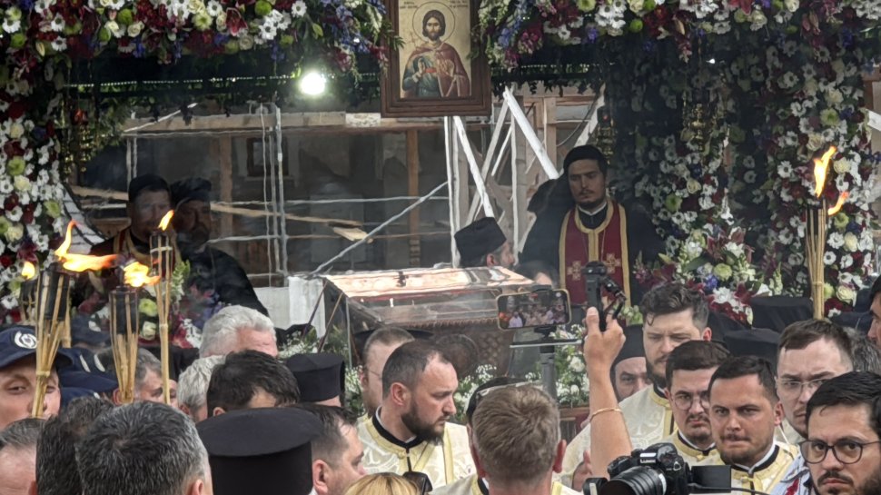 Mii de credincioși, prezenți la procesiunea „Calea Sfântului” cu moaștele Sfântului Mare Mucenic Ioan cel Nou de la Suceava 10882