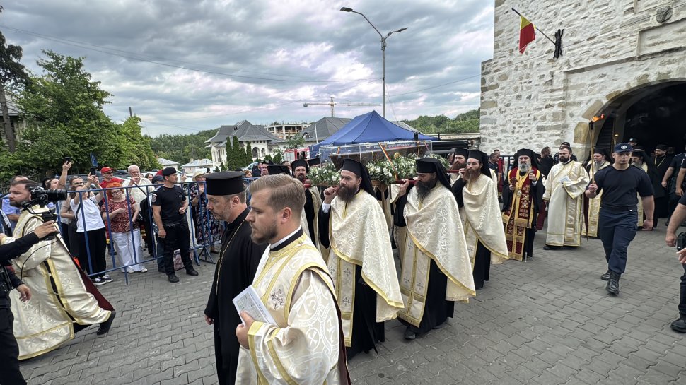 Mii de credincioși, prezenți la procesiunea „Calea Sfântului” cu moaștele Sfântului Mare Mucenic Ioan cel Nou de la Suceava 10883