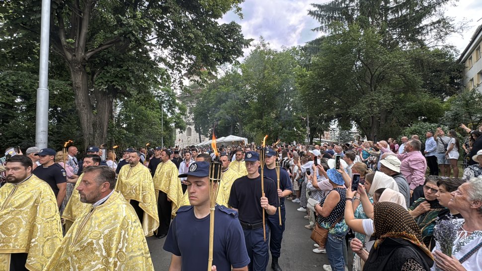 Mii de credincioși, prezenți la procesiunea „Calea Sfântului” cu moaștele Sfântului Mare Mucenic Ioan cel Nou de la Suceava 10885