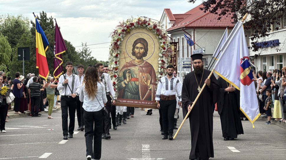 Mii de credincioși, prezenți la procesiunea „Calea Sfântului” cu moaștele Sfântului Mare Mucenic Ioan cel Nou de la Suceava 10886