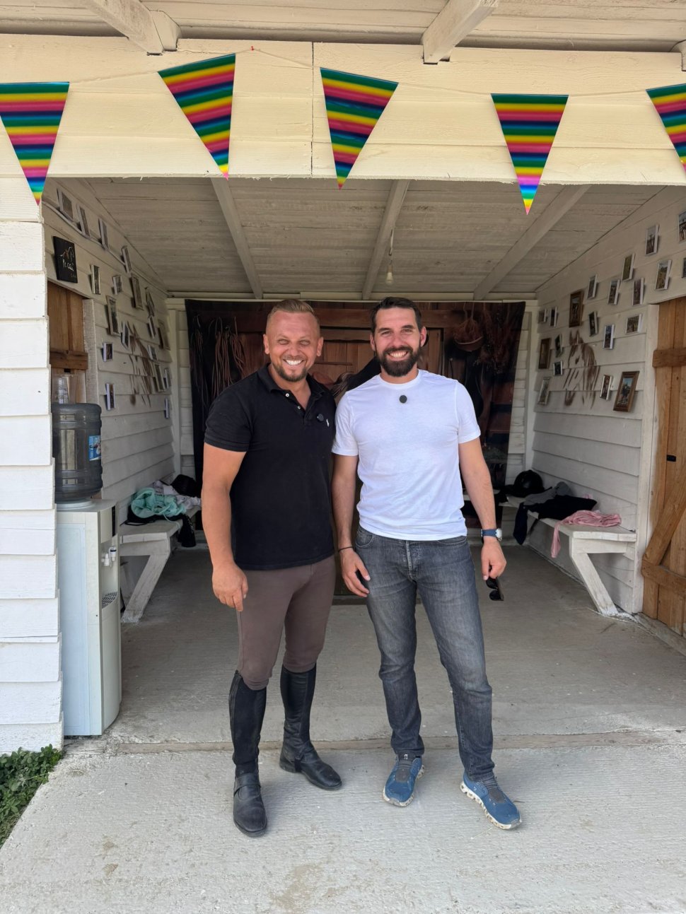 Principele Nicolae și prietenul său, Nigel Baker, în vizită la centrul de echitație „Pe cai la Mitoc” din Bucovina 10937