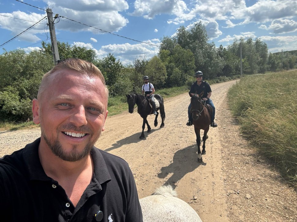 Principele Nicolae și prietenul său, Nigel Baker, în vizită la centrul de echitație „Pe cai la Mitoc” din Bucovina 10939