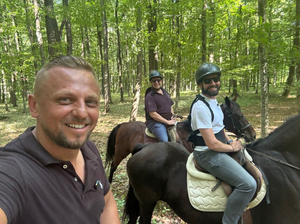 Principele Nicolae și prietenul său, Nigel Baker, în vizită la centrul de echitație „Pe cai la Mitoc” din Bucovina