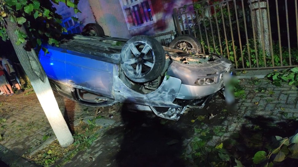 Accident cu trei răniți și două autoturisme avariate la Vama 10960