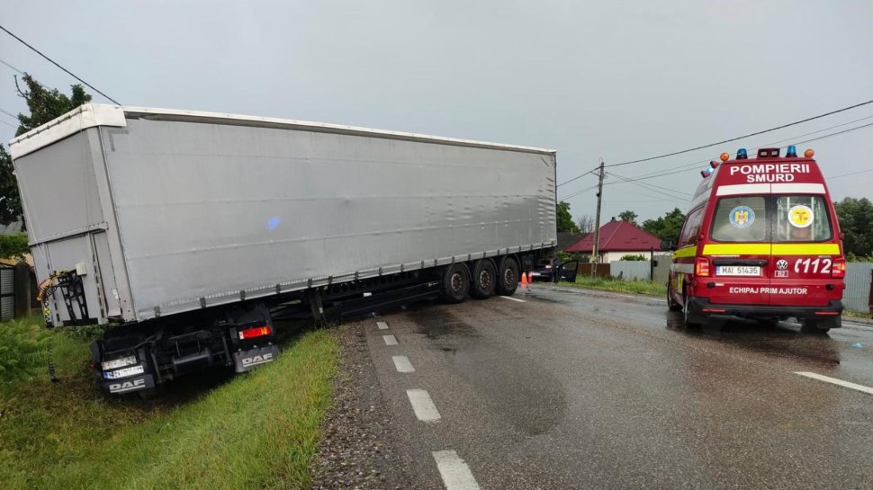 Accident șocant la Drăgușeni: Cupola unei mașini a fost ruptă în impactul cu un tir 10954