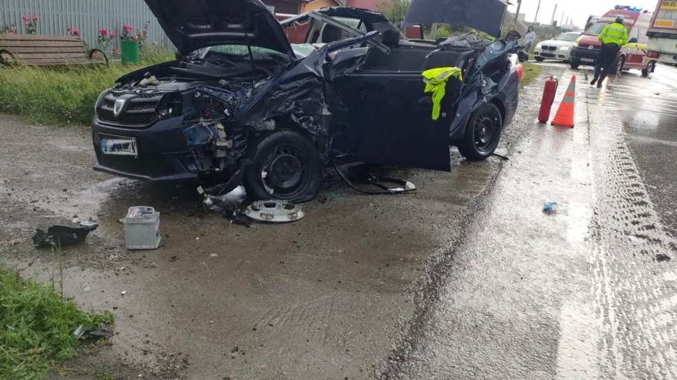 Accident șocant la Drăgușeni: Cupola unei mașini a fost ruptă în impactul cu un tir 10955