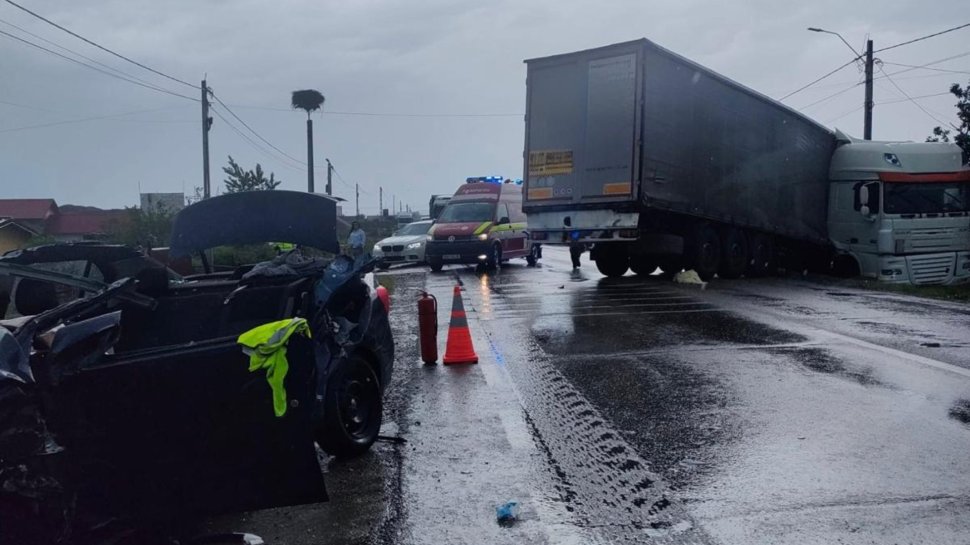 Accident șocant la Drăgușeni: Cupola unei mașini a fost ruptă în impactul cu un tir 10956
