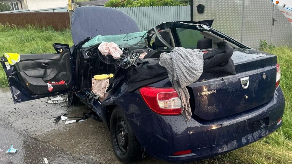 Accident șocant la Drăgușeni: Cupola unei mașini a fost ruptă în impactul cu un tir 10957