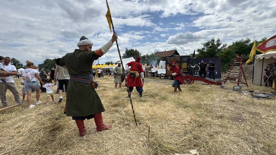 Orașul Dolhasca a găzduit duminică un festival medieval privat, organizat de un antreprenor local 10965