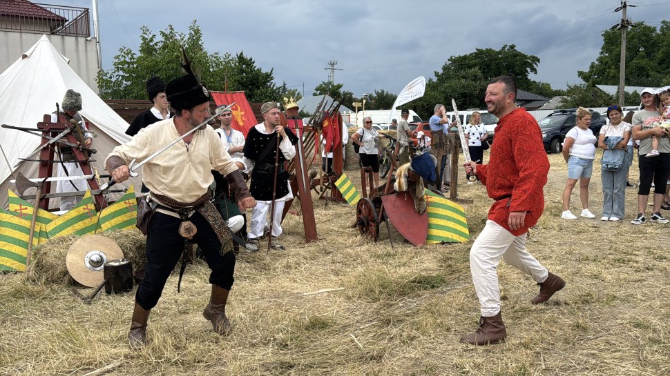 Orașul Dolhasca a găzduit duminică un festival medieval privat, organizat de un antreprenor local