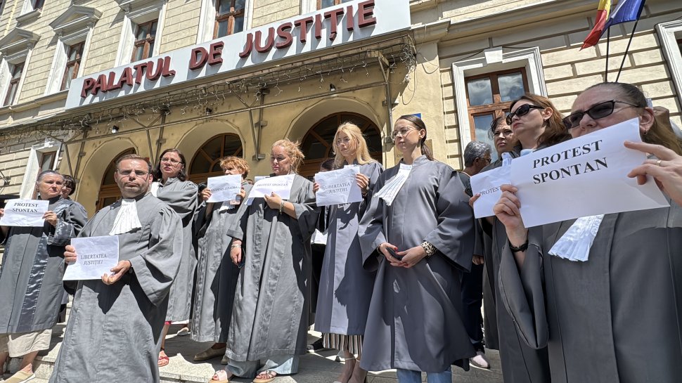 Grefierii suceveni au protestat spontan în fața Curții de Apel din Suceava