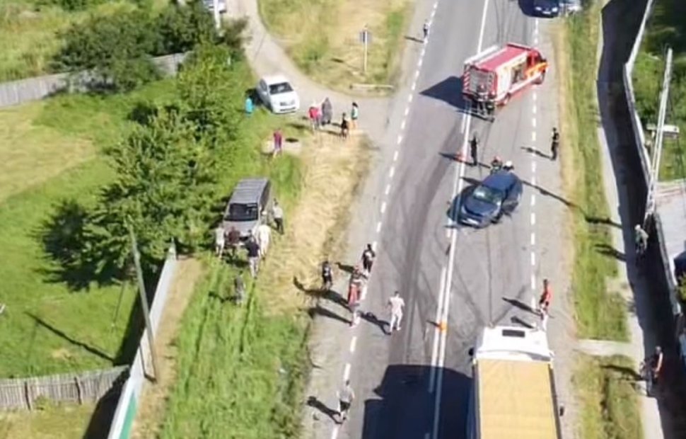 Un nou accident pe E85, la Drăgușeni: Impact între un autoturism și un TIR, doi răniți 10983