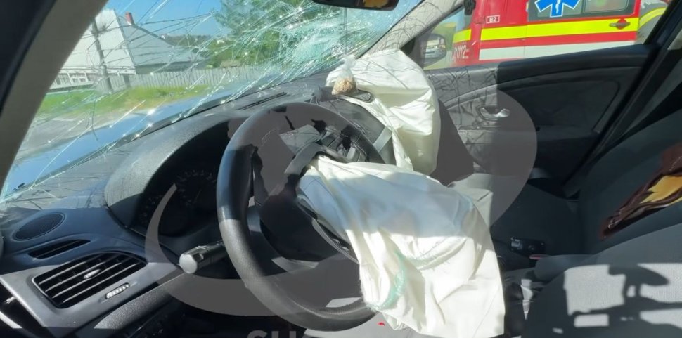 Un nou accident pe E85, la Drăgușeni: Impact între un autoturism și un TIR, doi răniți 10985