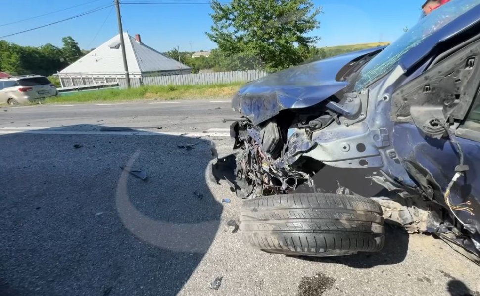 Un nou accident pe E85, la Drăgușeni: Impact între un autoturism și un TIR, doi răniți 10987