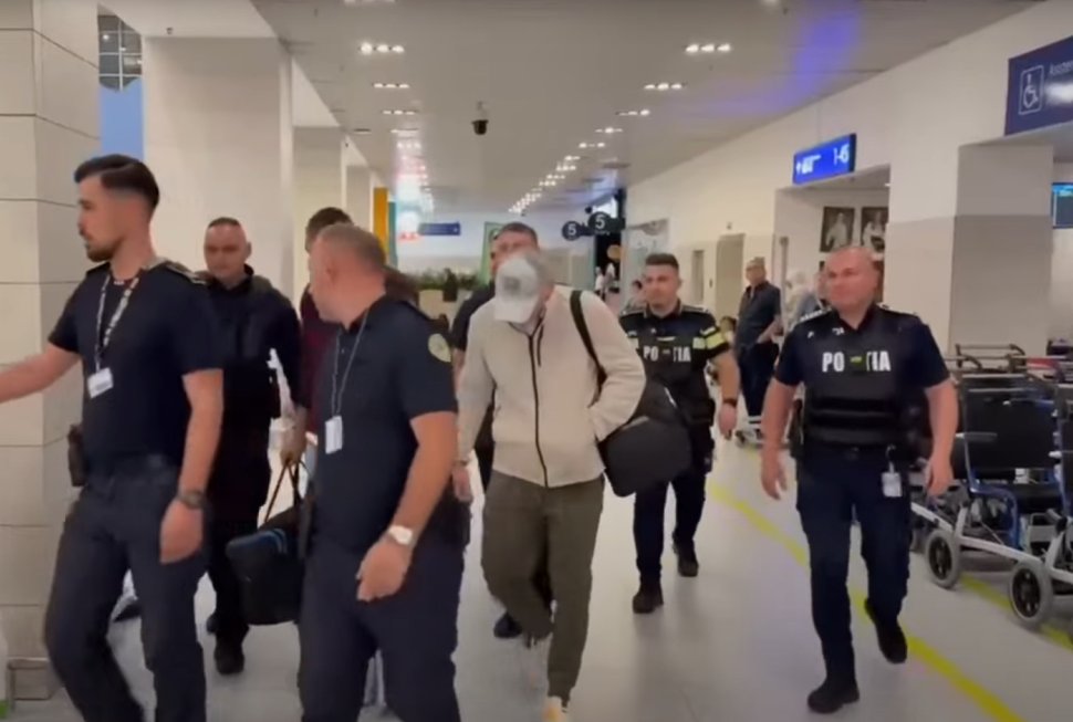 Sucevean condamnat la închisoare, adus în țară cu escortă