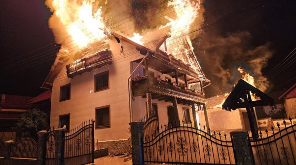 doua gospodarii din suceava mistuite de flacari
