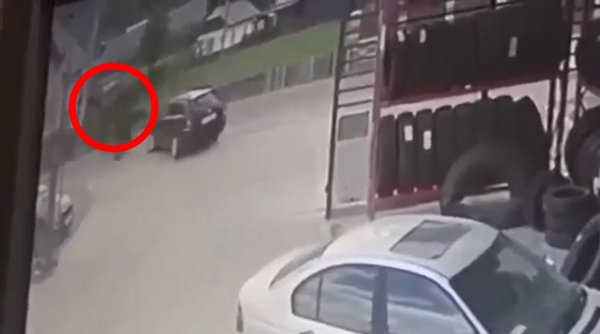 neatentia unei soferite a trimis o motociclista in spital