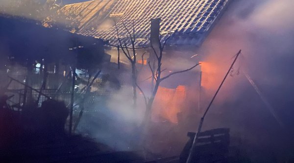 incendiu puternic la o casa din piatra neamt incendiu puternic la o casa din piatra neamt